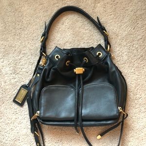 BADGLEY MISCHKA black/gold bucket bag